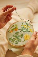 Indlæs billede til gallerivisning DMC Mindful Making broderi kit gul blomst