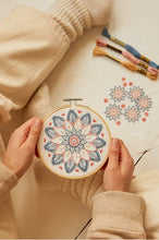 Indlæs billede til gallerivisning DMC Mindful Making broderi kit mandala