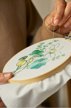 Indlæs billede til gallerivisning DMC Mindful Making broderi kit vandblomst