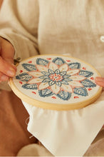 Indlæs billede til gallerivisning DMC Mindful Making broderi kit mandala