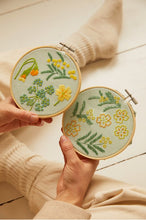 Indlæs billede til gallerivisning DMC Mindful Making broderi kit gul blomst