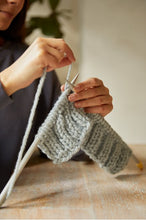 Indlæs billede til gallerivisning DMC Mindful Making strikke kit hue og pulsvarmer