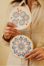 Indlæs billede til gallerivisning DMC Mindful Making broderi kit mandala