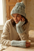 Indlæs billede til gallerivisning DMC Mindful Making strikke kit hue og pulsvarmer