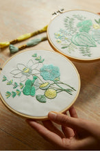 Indlæs billede til gallerivisning DMC Mindful Making broderi kit vandblomst