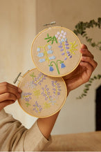 Indlæs billede til gallerivisning DMC Mindful Making broderi kit forårsblomst