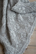 Indlæs billede til gallerivisning Strikket babytæppe i løvfaldsmønster - Camarose