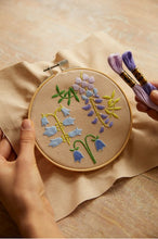 Indlæs billede til gallerivisning DMC Mindful Making broderi kit forårsblomst