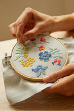Indlæs billede til gallerivisning DMC Mindful Making broderi kit skovblomst