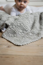 Indlæs billede til gallerivisning Strikket babytæppe i løvfaldsmønster - Camarose