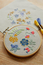 Indlæs billede til gallerivisning DMC Mindful Making broderi kit skovblomst