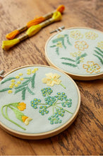 Indlæs billede til gallerivisning DMC Mindful Making broderi kit gul blomst