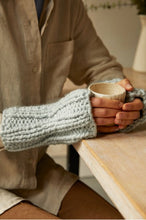 Indlæs billede til gallerivisning DMC Mindful Making strikke kit hue og pulsvarmer