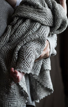 Indlæs billede til gallerivisning Strikket babytæppe i løvfaldsmønster - Camarose