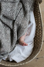 Indlæs billede til gallerivisning Strikket babytæppe i løvfaldsmønster - Camarose
