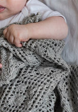 Indlæs billede til gallerivisning Strikket babytæppe i løvfaldsmønster - Camarose
